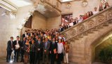 El presidente de la Generalitat, Carles Puigdemont, con los estudiantes premiados. Fuente: Diari MÉS